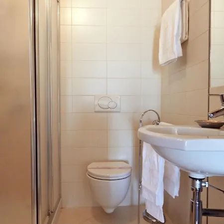 Modern With Swimming Pool 度假居 班约勒